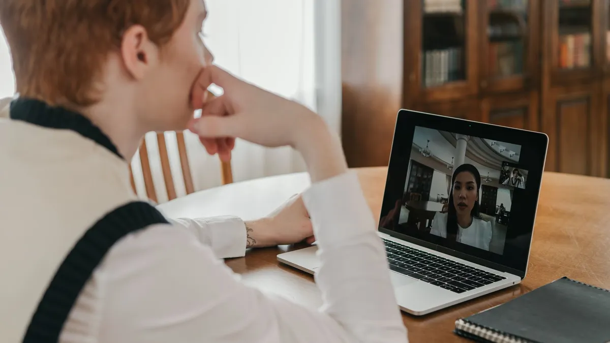 Dizüstü bilgisayarla online görüşme yapan kişi; online görüşme